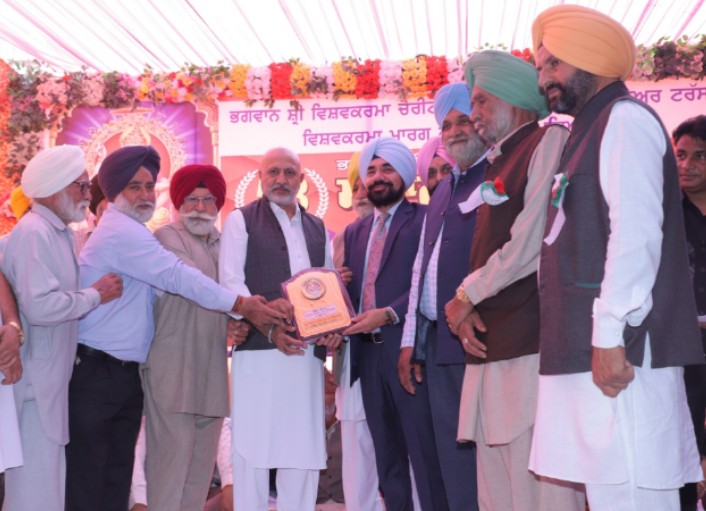 Many leaders including Praneet Kaur and Pannu attended the event of Vishwakarma Pujan Day